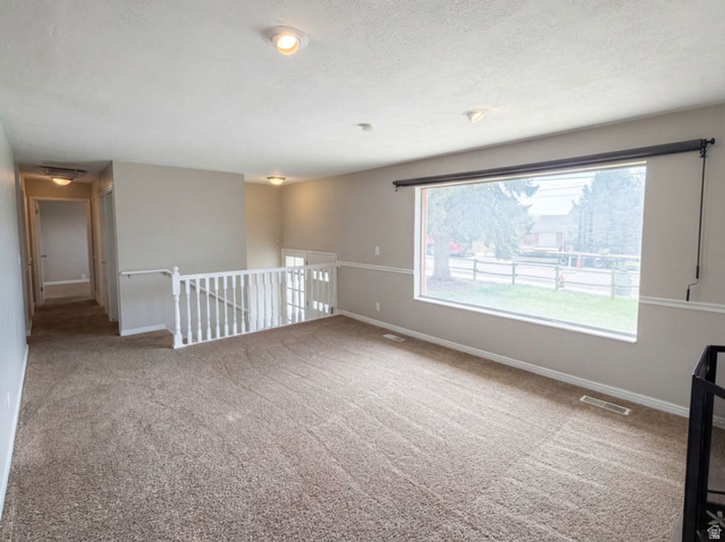 Image 8 of property listing at 750 W GENTILE ST, Layton, UT 84041