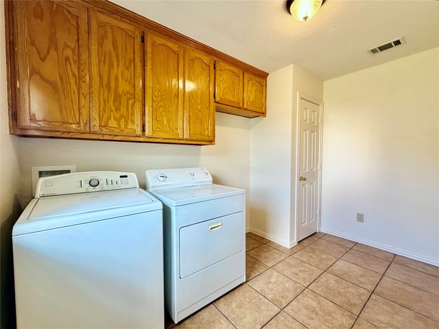 525 W Lloyd Street, Krum, TX 76249