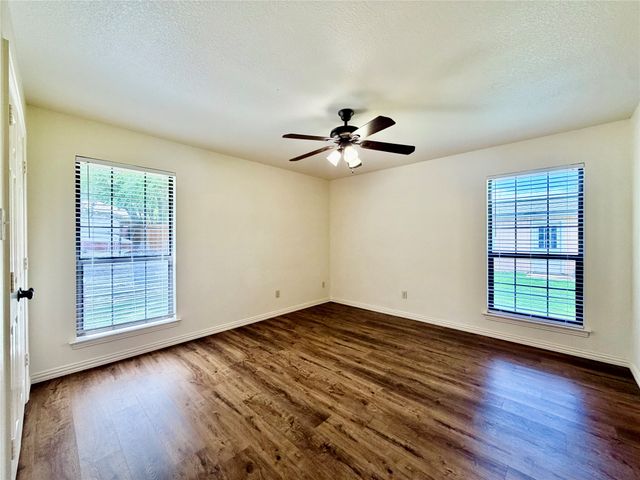 525 W Lloyd Street, Krum, TX 76249
