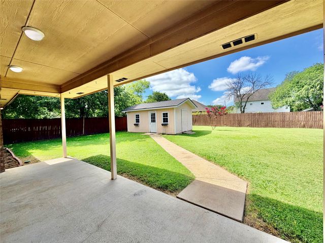 525 W Lloyd Street, Krum, TX 76249