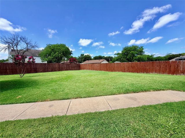 525 W Lloyd Street, Krum, TX 76249