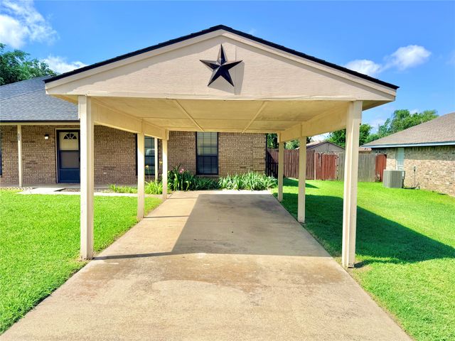 525 W Lloyd Street, Krum, TX 76249