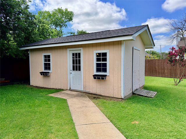 525 W Lloyd Street, Krum, TX 76249