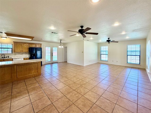 525 W Lloyd Street, Krum, TX 76249