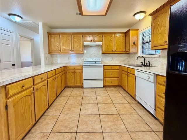 525 W Lloyd Street, Krum, TX 76249