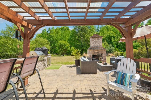2006 Topaz Plaza, Davidson, NC 28036