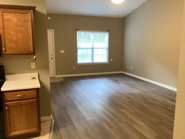 2894 Lakeshore Dr, Tallahassee, FL 32312