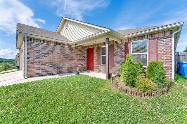 893 S Kingfisher Lane, Fayetteville, AR 72701