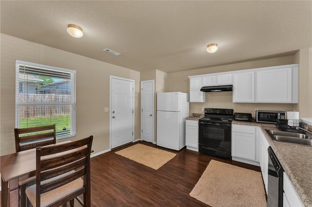 893 S Kingfisher Lane, Fayetteville, AR 72701