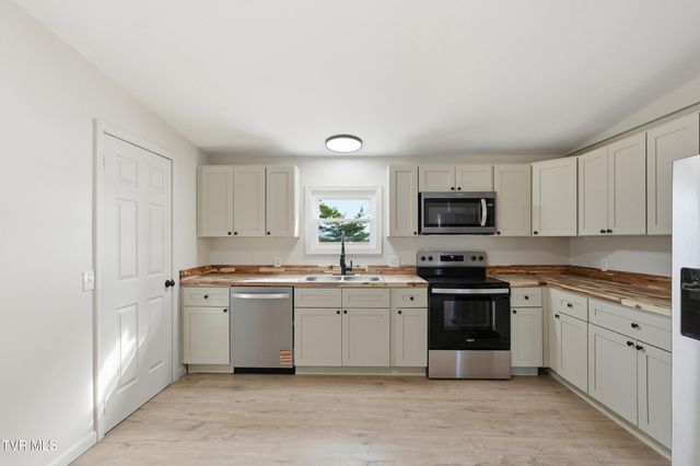 449 Bayhill Drive, Piney Flats, TN 37686