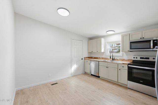 449 Bayhill Drive, Piney Flats, TN 37686