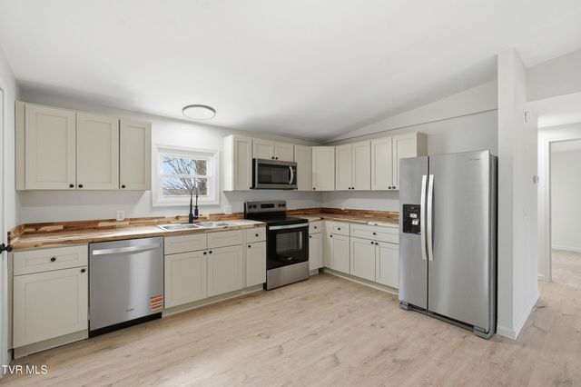 449 Bayhill Drive, Piney Flats, TN 37686