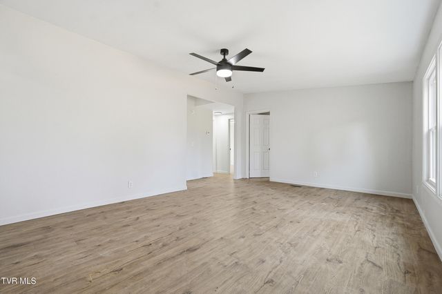 449 Bayhill Drive, Piney Flats, TN 37686