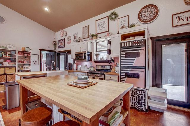 1025 County Road 454, Lincoln, TX 78948