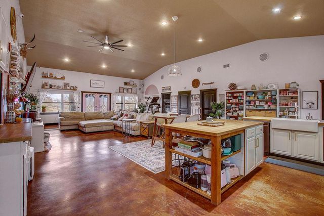 1025 County Road 454, Lincoln, TX 78948