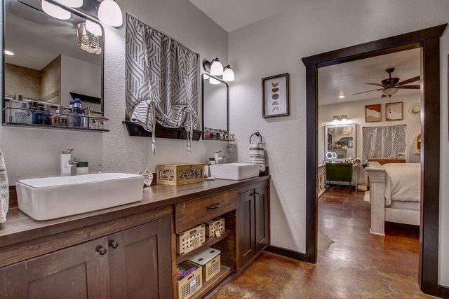 1025 County Road 454, Lincoln, TX 78948