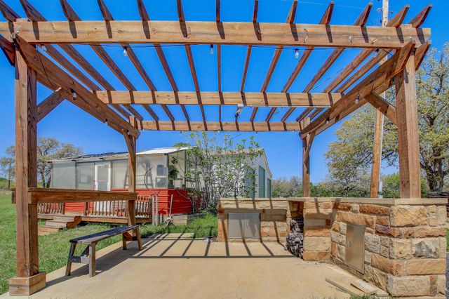 1025 County Road 454, Lincoln, TX 78948