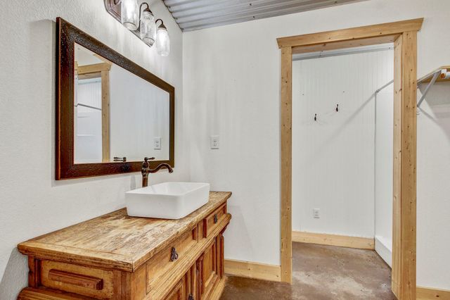 1025 County Road 454, Lincoln, TX 78948