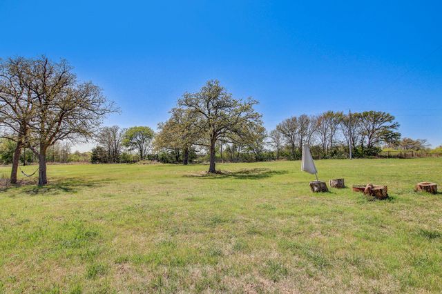 1025 County Road 454, Lincoln, TX 78948