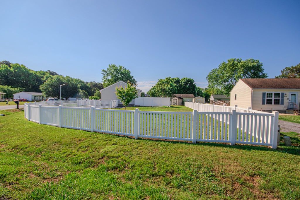 Image 4 of property listing at 11956 ROBYN LN, Princess Anne, MD 21853