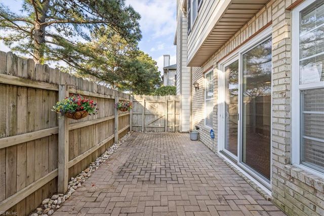 2044 Smallbrooke CT, Virginia Beach, VA 23454