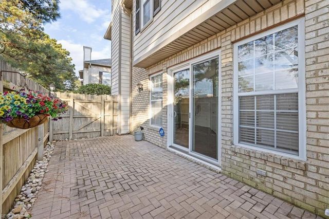 2044 Smallbrooke CT, Virginia Beach, VA 23454