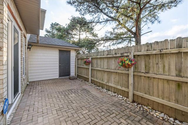 2044 Smallbrooke CT, Virginia Beach, VA 23454