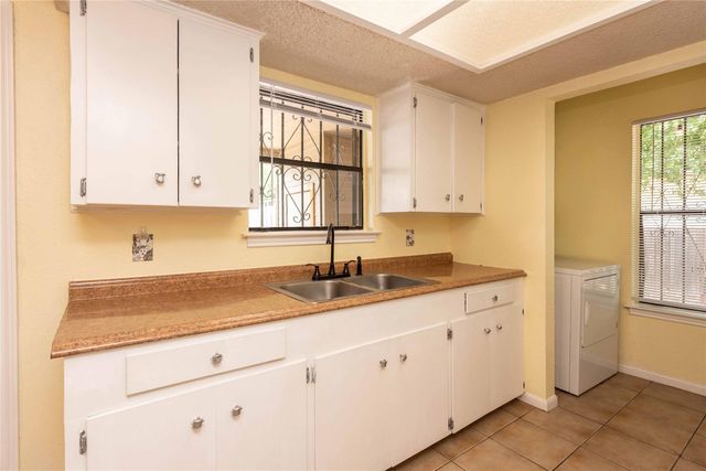 5006 Sara DR B, Austin, TX 78721