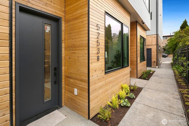 5253 B California Avenue SW, Seattle, WA 98136