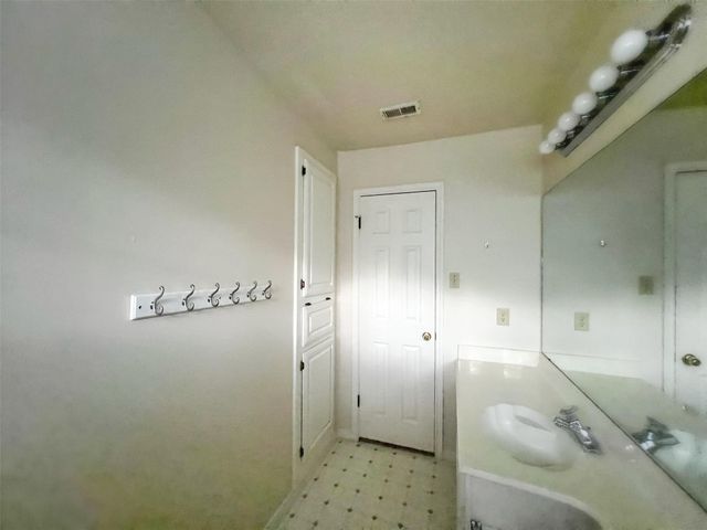 6204 Old Harbor LN, Austin, TX 78739