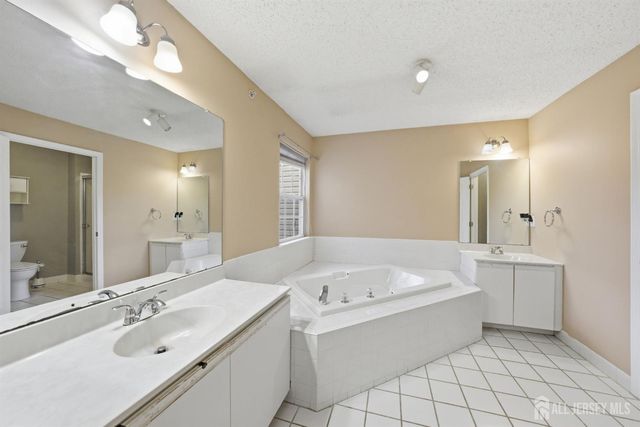 28 Inverness Drive, Edison, NJ 08820