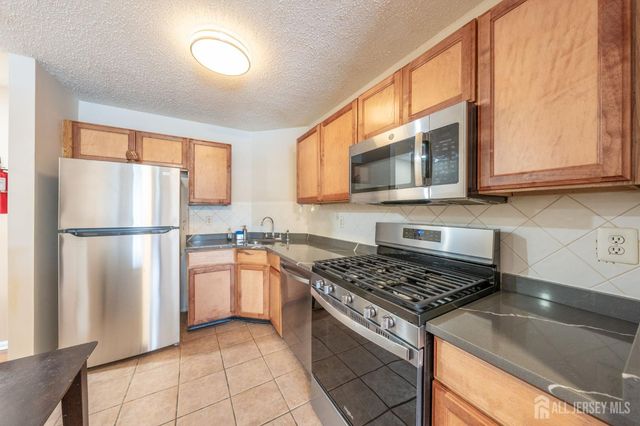 28 Inverness Drive, Edison, NJ 08820