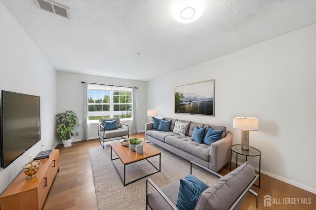 28 Inverness Drive, Edison, NJ 08820