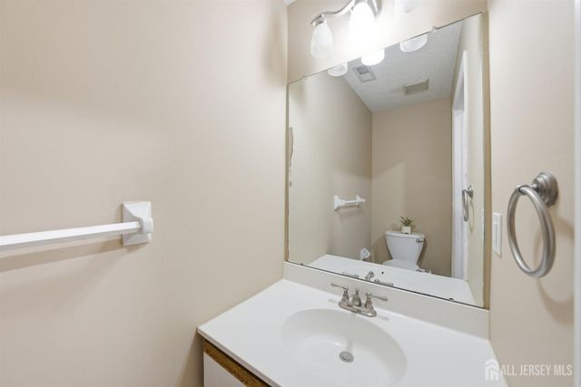 28 Inverness Drive, Edison, NJ 08820