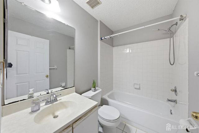 28 Inverness Drive, Edison, NJ 08820