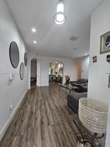 718 SE 12th Ter ., Homestead, FL 33033