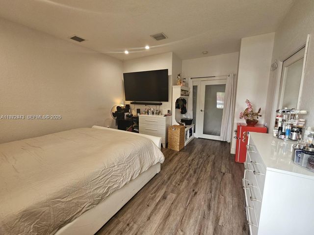 718 SE 12th Ter ., Homestead, FL 33033