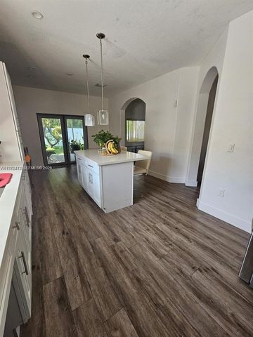 718 SE 12th Ter ., Homestead, FL 33033