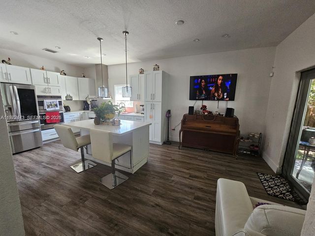 718 SE 12th Ter ., Homestead, FL 33033