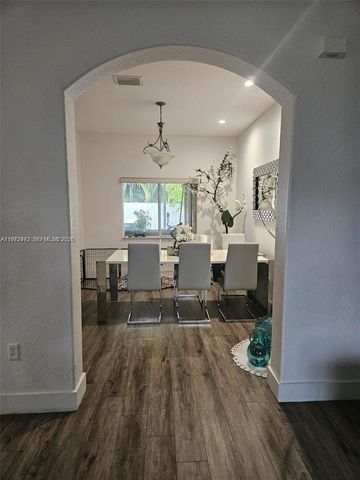 718 SE 12th Ter ., Homestead, FL 33033