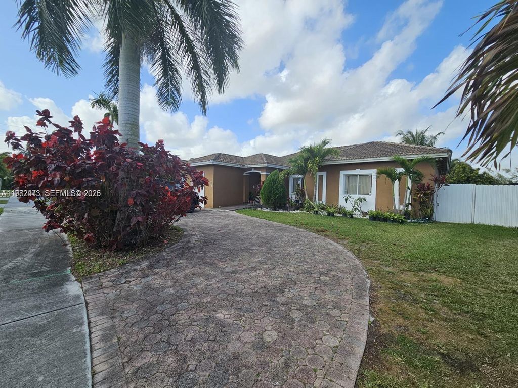718 SE 12th Ter ., Homestead, FL 33033