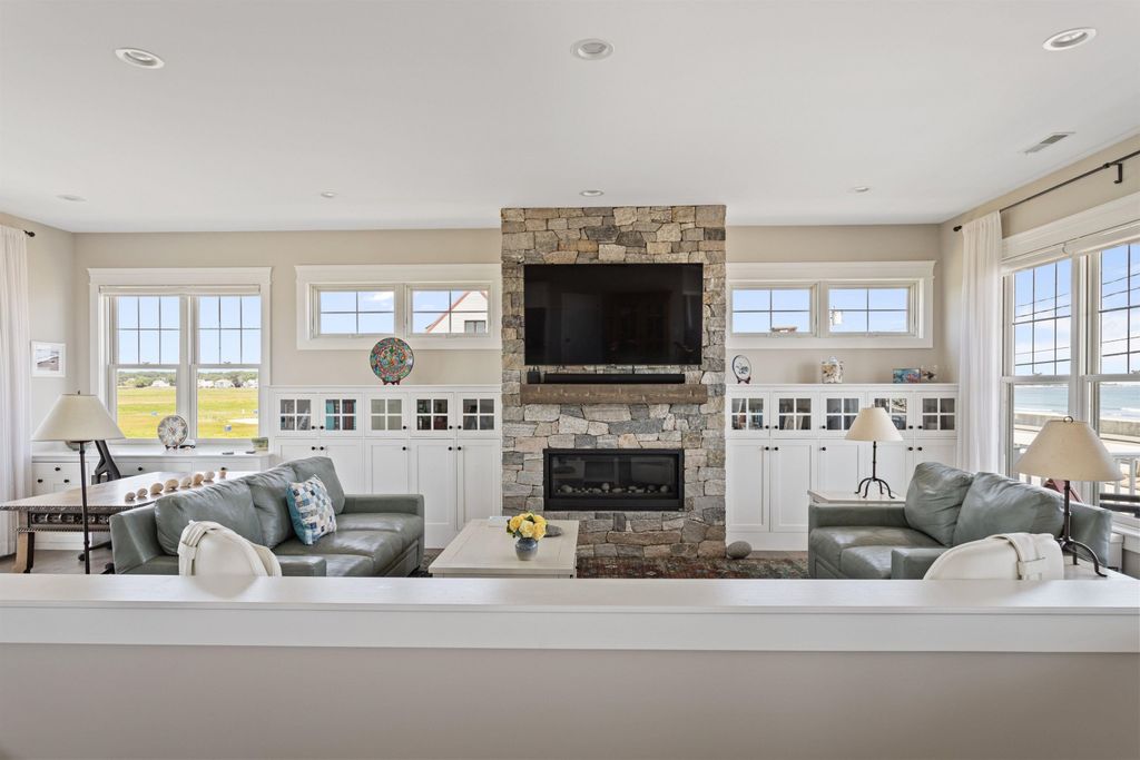 Image 11 of property listing at 553 Ocean Boulevard, Hampton, NH 03842