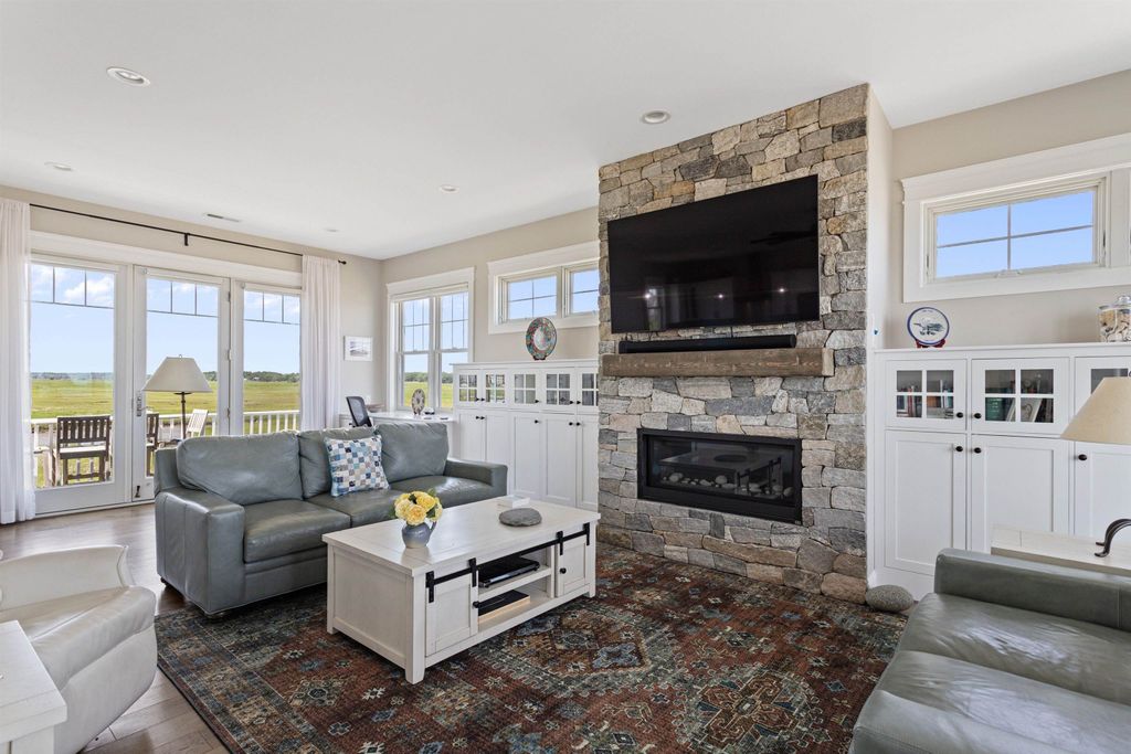 Image 12 of property listing at 553 Ocean Boulevard, Hampton, NH 03842