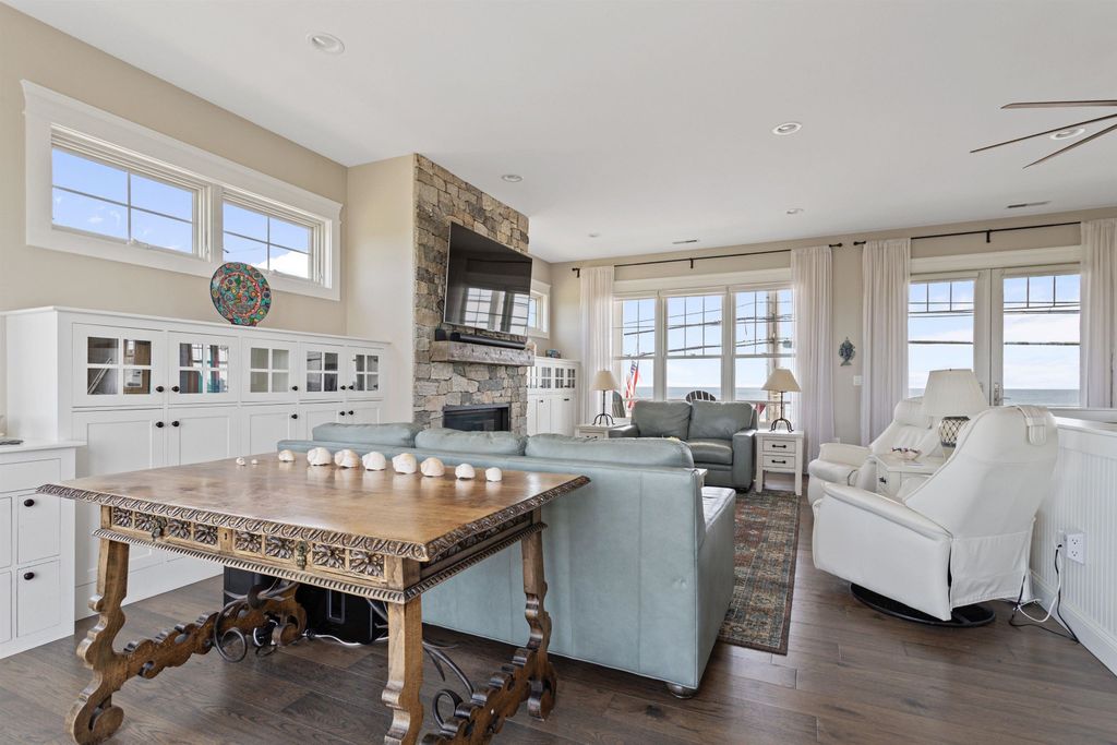 Image 13 of property listing at 553 Ocean Boulevard, Hampton, NH 03842