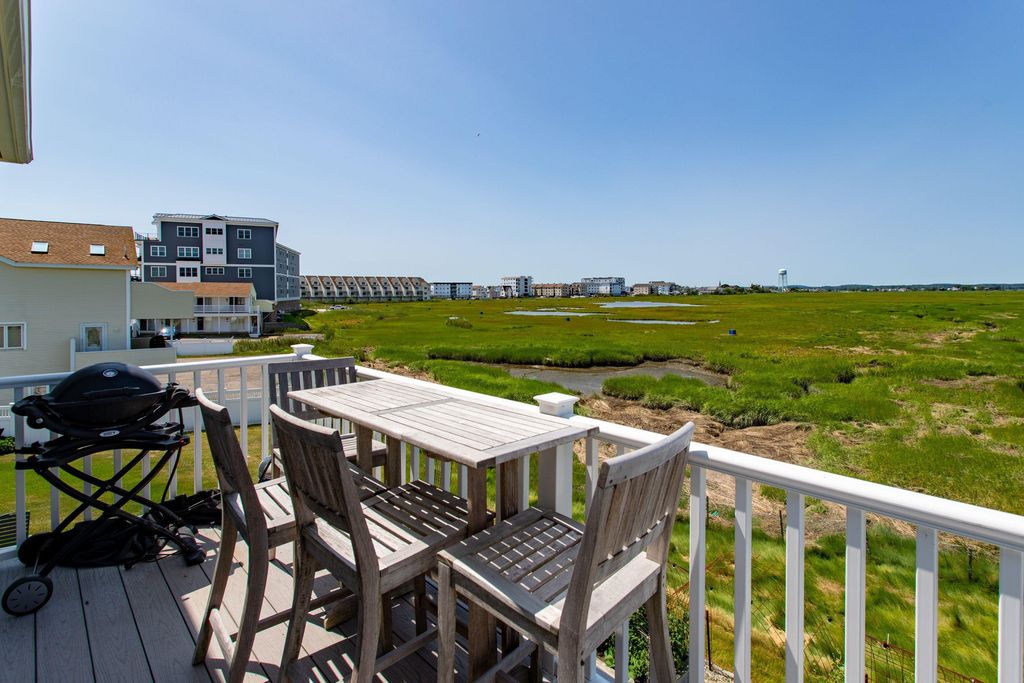Image 22 of property listing at 553 Ocean Boulevard, Hampton, NH 03842