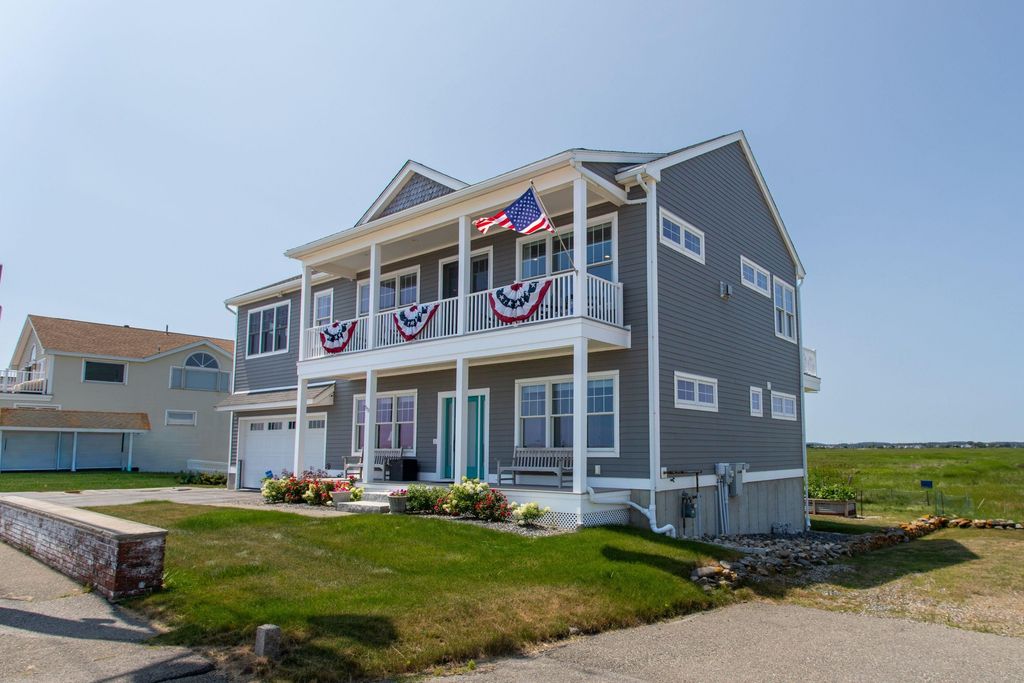 Image 8 of property listing at 553 Ocean Boulevard, Hampton, NH 03842