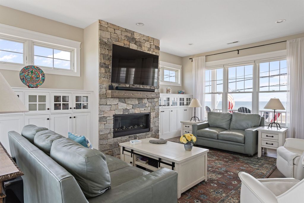 Image 9 of property listing at 553 Ocean Boulevard, Hampton, NH 03842