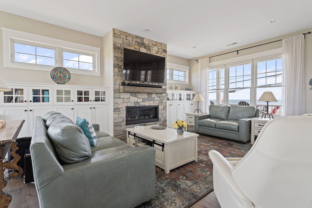 Image 10 of property listing at 553 Ocean Boulevard, Hampton, NH 03842