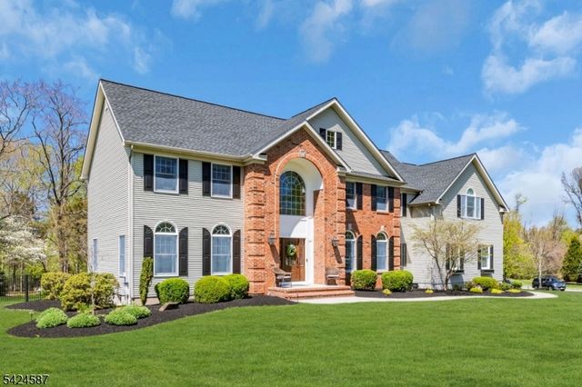 1 Berkshire Ct, Clinton Twp., NJ 08833