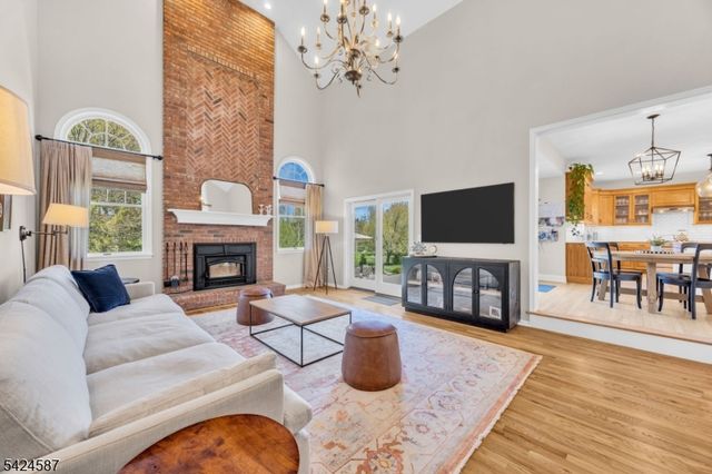 1 Berkshire Ct, Clinton Twp., NJ 08833